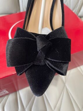 Journee Collection CRYSTOL Black Velvet Pointed Bow Stiletto